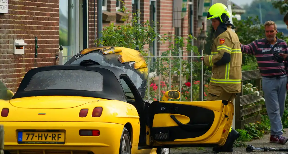 Personenwagen naast woning vliegt in brand - Foto 5