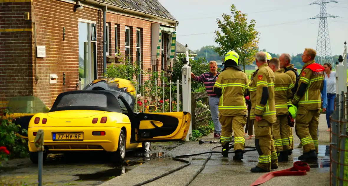 Personenwagen naast woning vliegt in brand - Foto 6