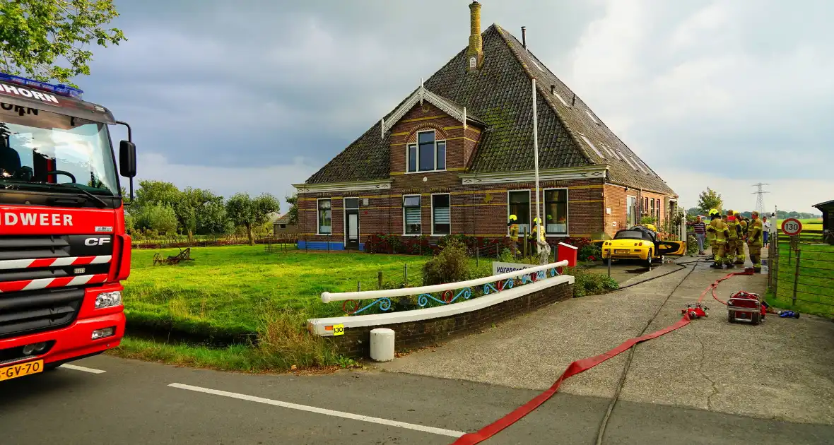 Personenwagen naast woning vliegt in brand - Foto 7