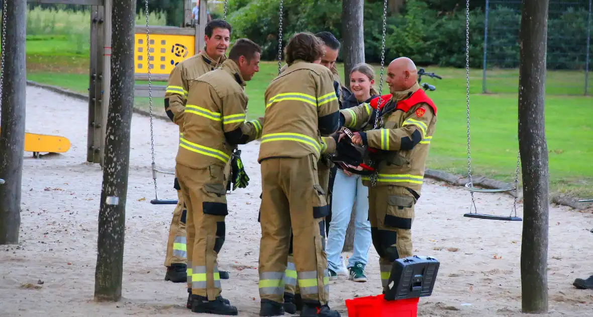 Jongedame in schommel uit benarde positie bevrijdt