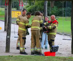 Jongedame in schommel uit benarde positie bevrijdt