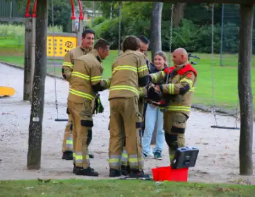 Jongedame in schommel uit benarde positie bevrijdt