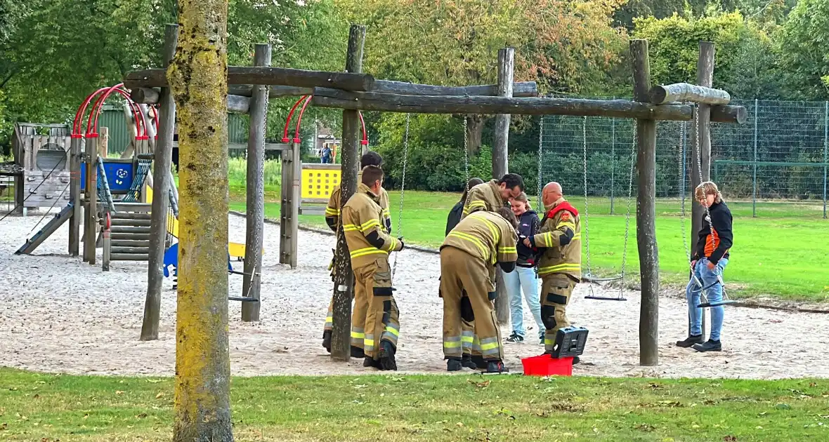 Jongedame in schommel uit benarde positie bevrijdt - Foto 1