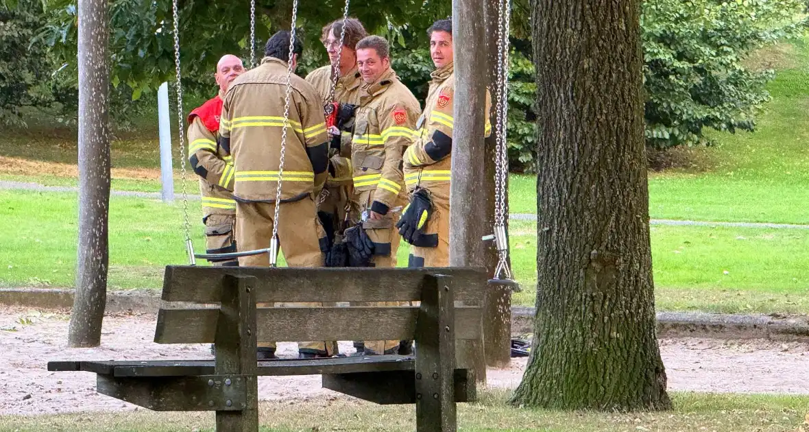 Jongedame in schommel uit benarde positie bevrijdt - Foto 10