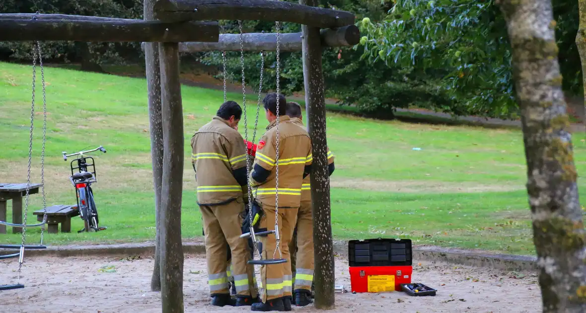 Jongedame in schommel uit benarde positie bevrijdt - Foto 3