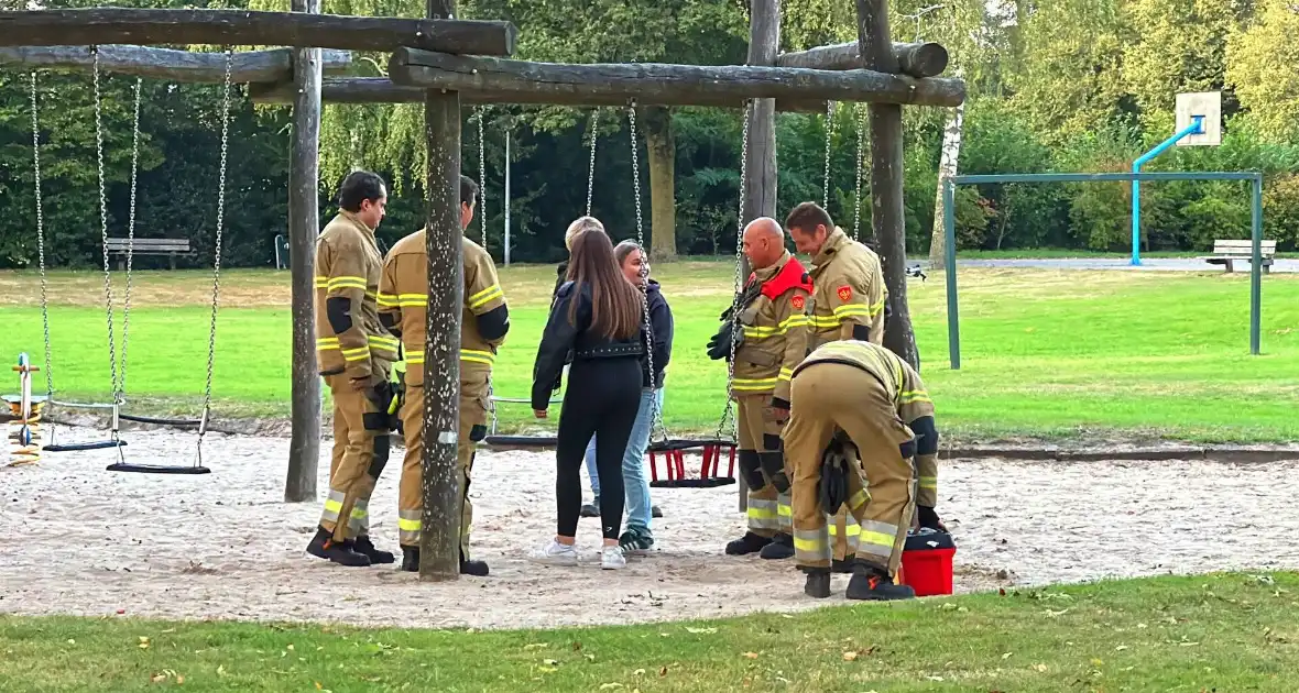 Jongedame in schommel uit benarde positie bevrijdt - Foto 7