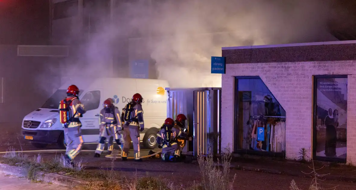 Brand in kledingcontainer veroorzaakt schade aan kringloopwinkel - Foto 1