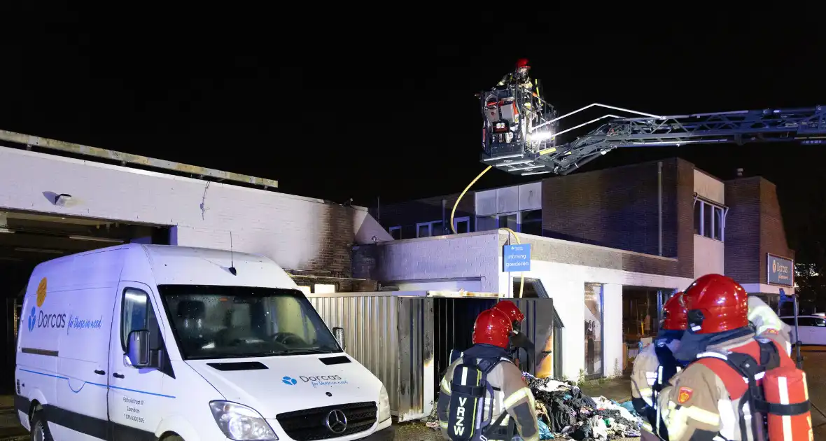 Brand in kledingcontainer veroorzaakt schade aan kringloopwinkel - Foto 11