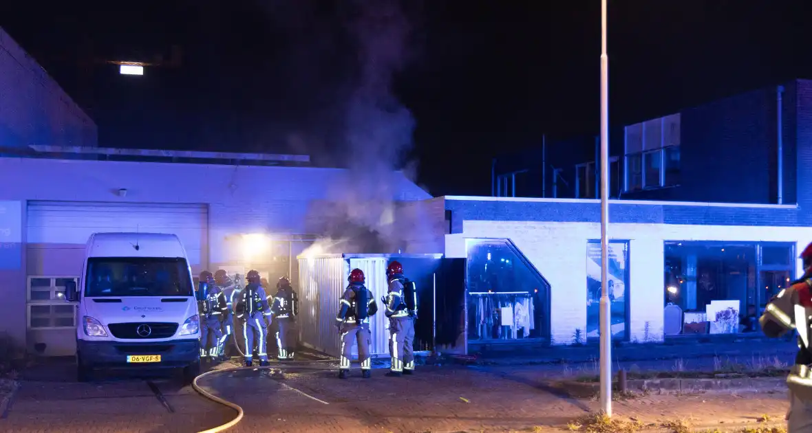 Brand in kledingcontainer veroorzaakt schade aan kringloopwinkel - Foto 2