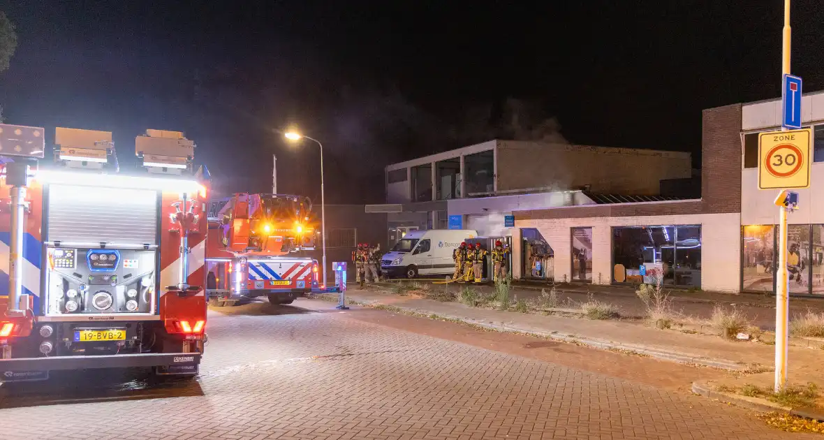 Brand in kledingcontainer veroorzaakt schade aan kringloopwinkel - Foto 3