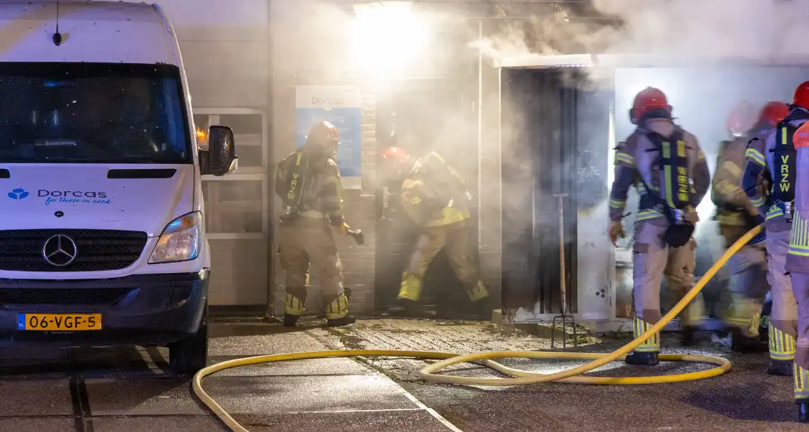 Brand in kledingcontainer veroorzaakt schade aan kringloopwinkel - Foto 4