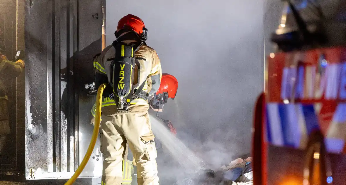 Brand in kledingcontainer veroorzaakt schade aan kringloopwinkel - Foto 5