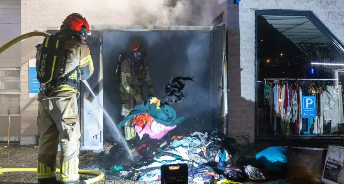 Brand in kledingcontainer veroorzaakt schade aan kringloopwinkel - Foto 6