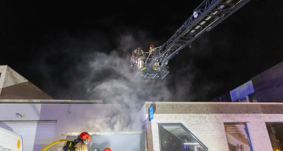 Brand in kledingcontainer veroorzaakt schade aan kringloopwinkel - Foto 7