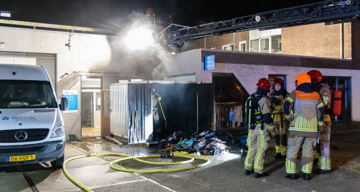 Brand in kledingcontainer veroorzaakt schade aan kringloopwinkel - Foto 8