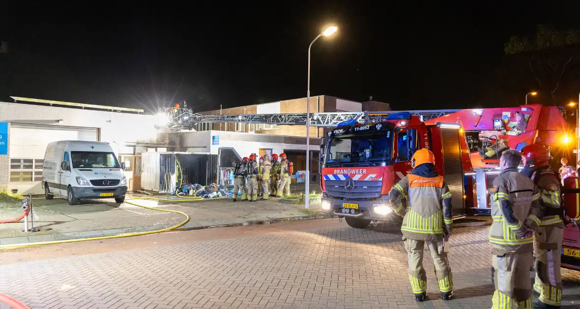 Brand in kledingcontainer veroorzaakt schade aan kringloopwinkel - Foto 9