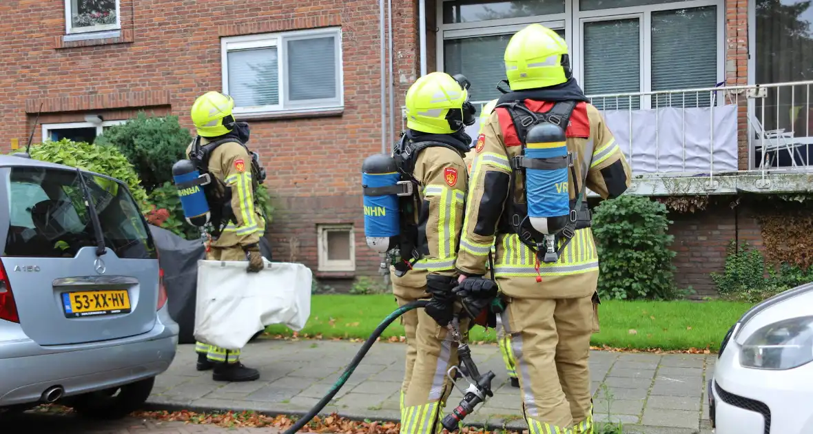 Rookontwikkeling in flat door brandende wc-rollen