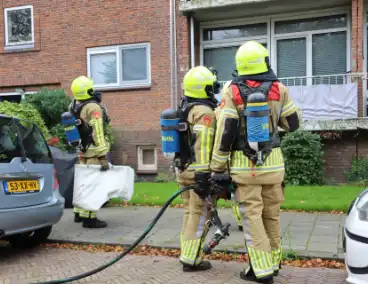 Rookontwikkeling in flat door brandende wc-rollen