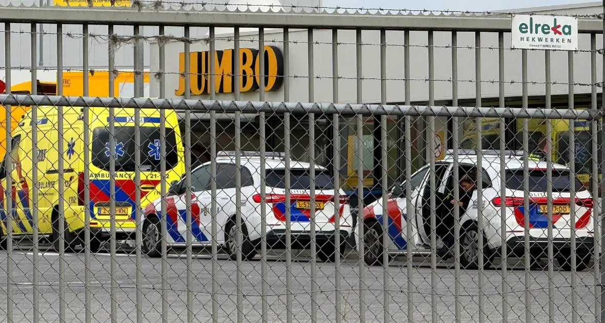 Man gewond bij ongeval op terrein van supermarkt - Foto 1