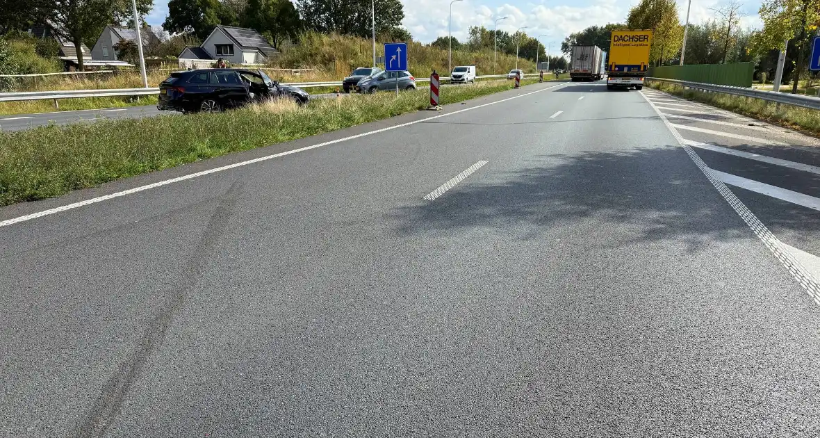 Aanrijding tussen vrachtwagen en auto veroorzaakt vertraging