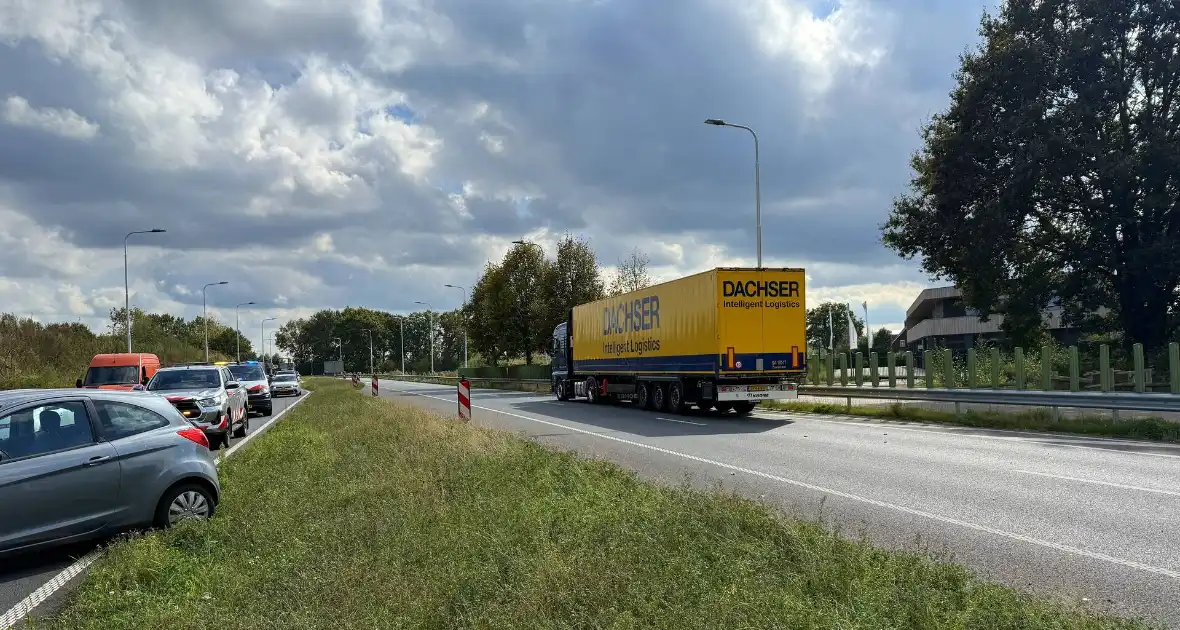 Aanrijding tussen vrachtwagen en auto veroorzaakt vertraging - Foto 1