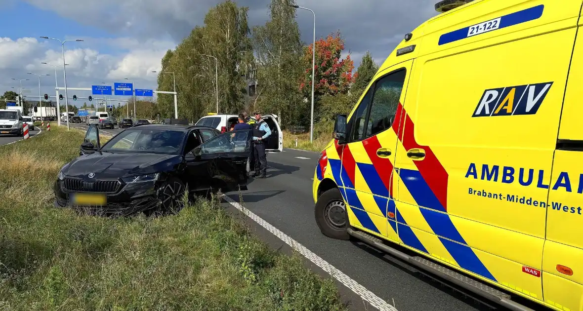 Aanrijding tussen vrachtwagen en auto veroorzaakt vertraging - Foto 2