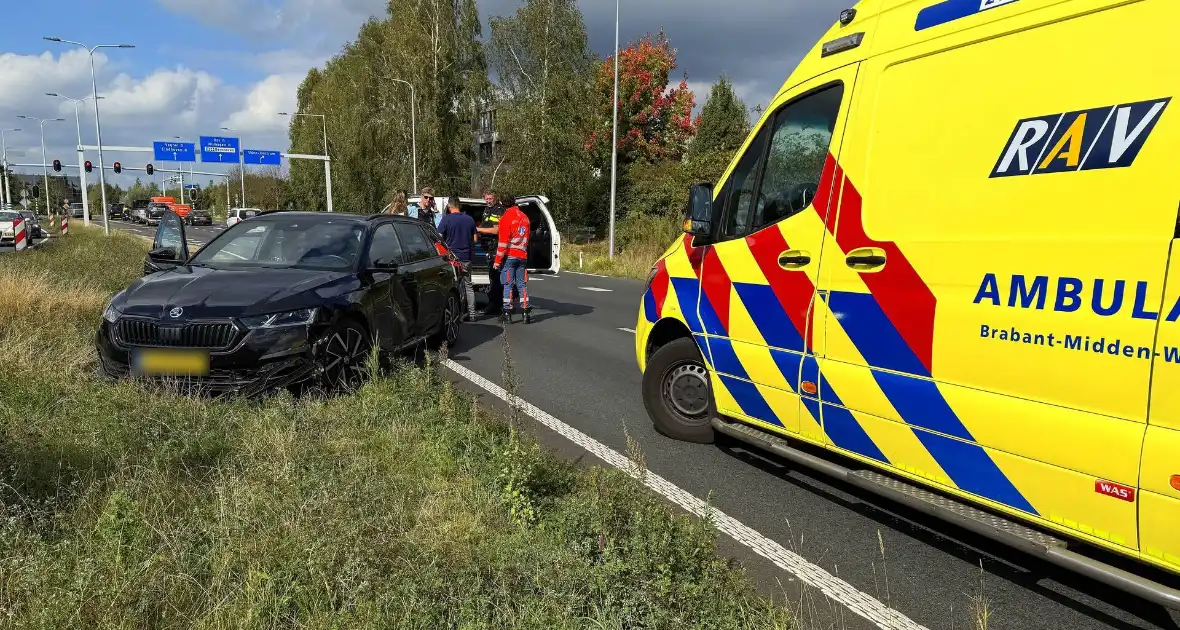 Aanrijding tussen vrachtwagen en auto veroorzaakt vertraging - Foto 4