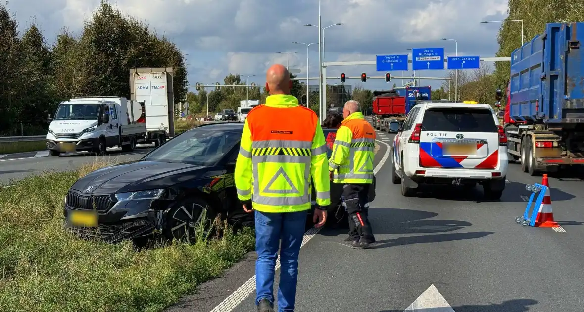 Aanrijding tussen vrachtwagen en auto veroorzaakt vertraging - Foto 5