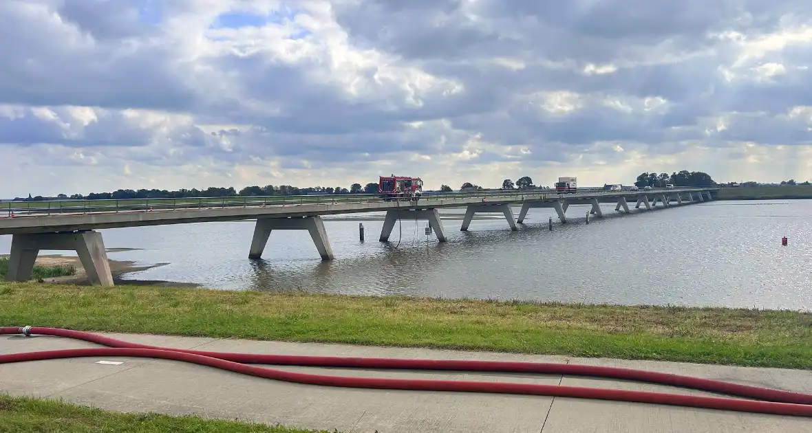 Brandweer zet blusvoertuigen in voor hooibrand