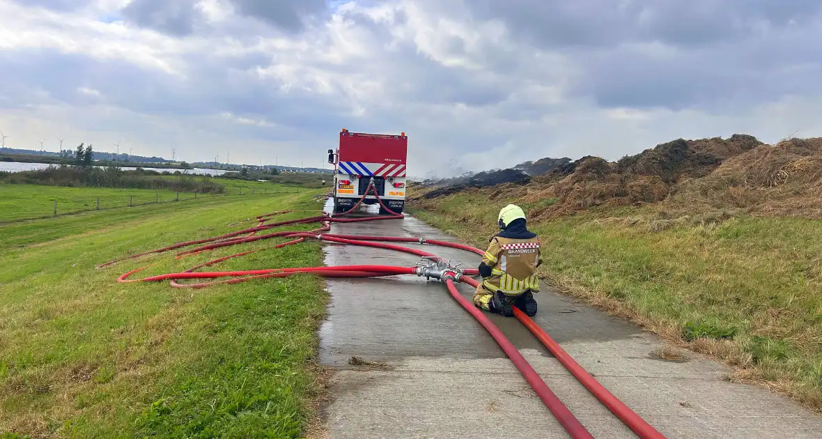 Brandweer zet blusvoertuigen in voor hooibrand - Foto 2