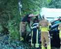 Brandweer controleert auto na melding van rook