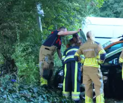 Brandweer controleert auto na melding van rook