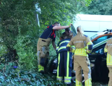 Brandweer controleert auto na melding van rook