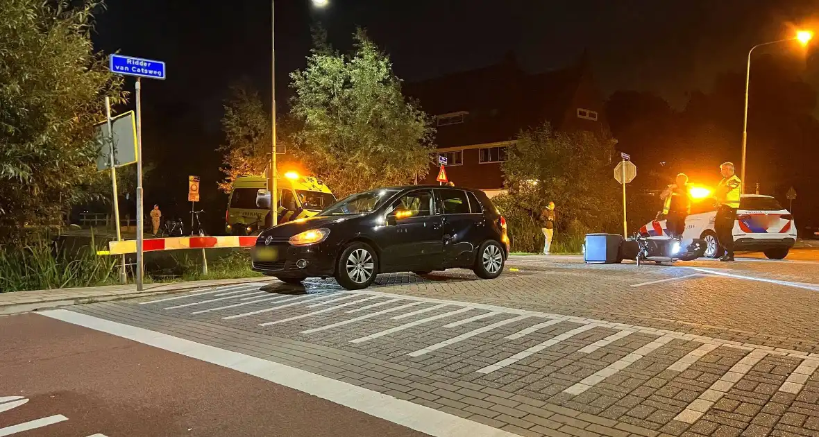 Bezorger klapt in flank van auto