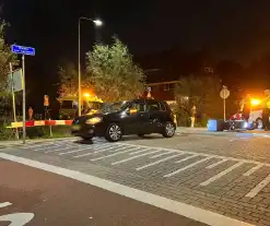 Bezorger klapt in flank van auto