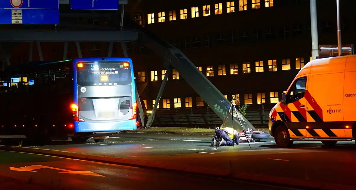 Motorrijder zwaargewond bij botsing met bus