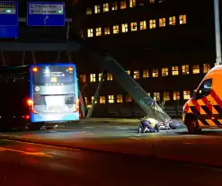 Motorrijder zwaargewond bij botsing met bus