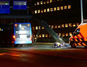 Motorrijder zwaargewond bij botsing met bus