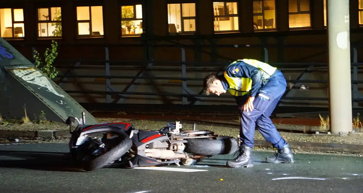 Motorrijder zwaargewond bij botsing met bus - Foto 1