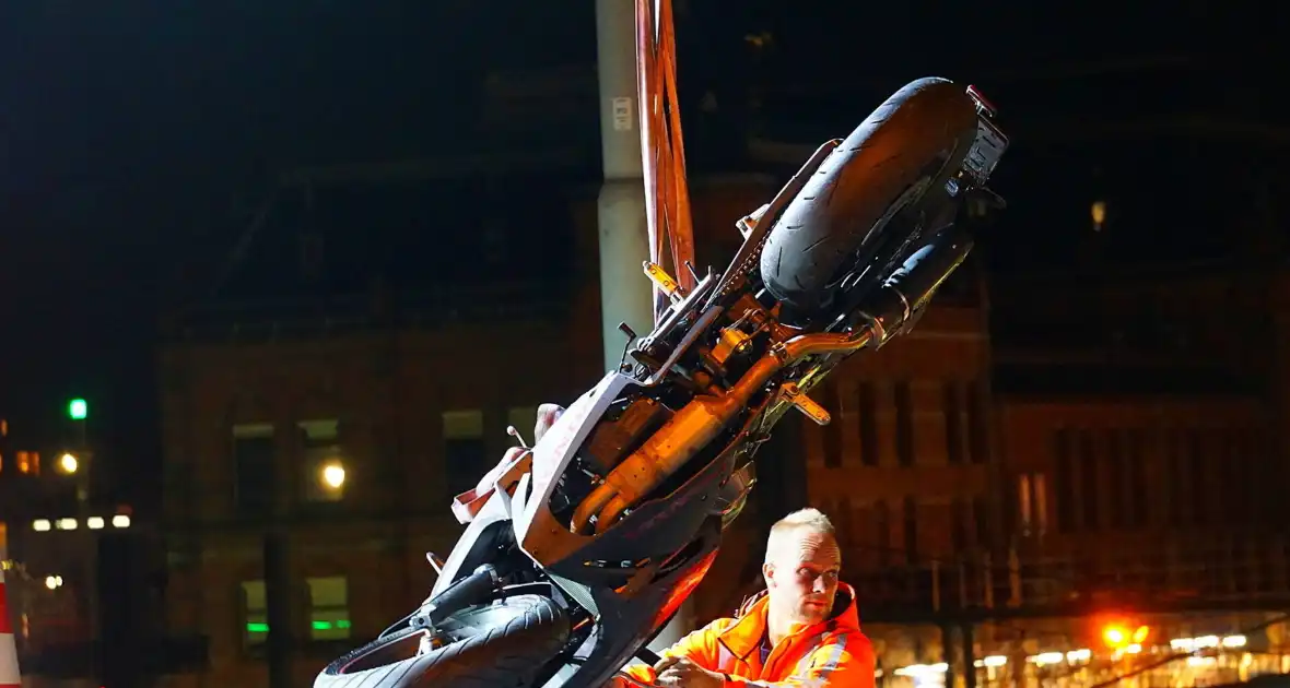 Motorrijder zwaargewond bij botsing met bus - Foto 10