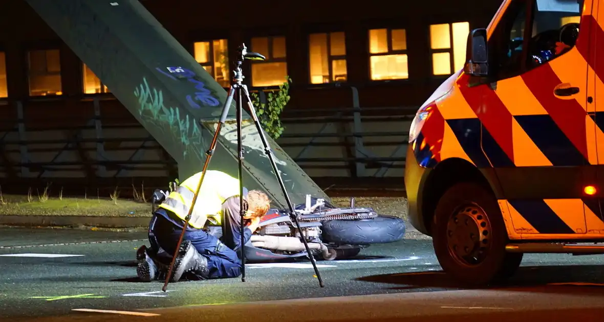 Motorrijder zwaargewond bij botsing met bus - Foto 2