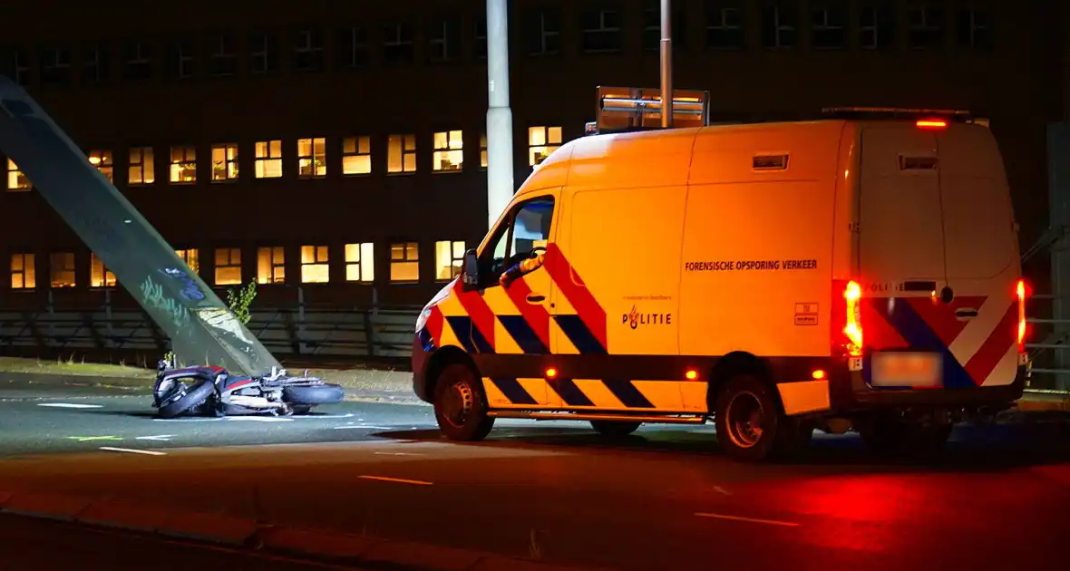 Motorrijder zwaargewond bij botsing met bus - Foto 3