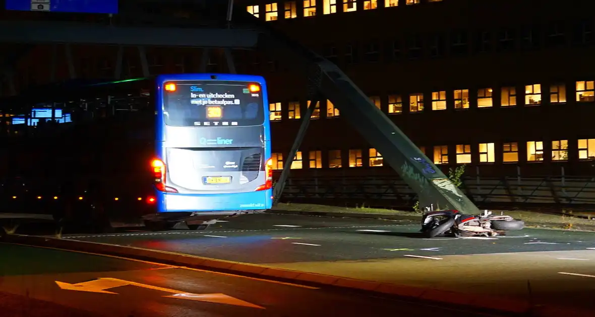 Motorrijder zwaargewond bij botsing met bus - Foto 5