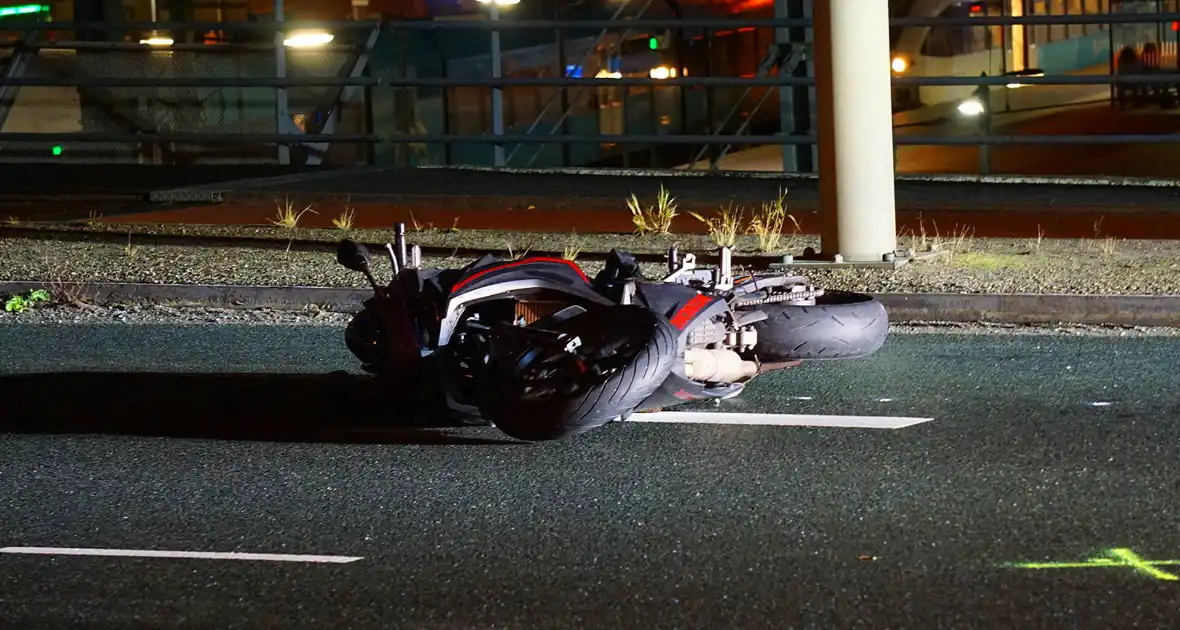 Motorrijder zwaargewond bij botsing met bus - Foto 7