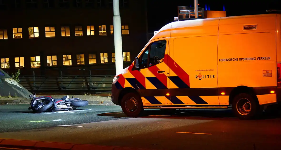 Motorrijder zwaargewond bij botsing met bus - Foto 8