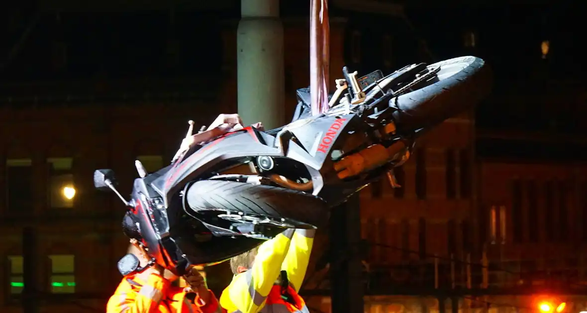 Motorrijder zwaargewond bij botsing met bus - Foto 9