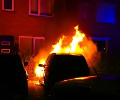 Nachtelijke autobrand laat alleen wrak achter