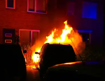 Nachtelijke autobrand laat alleen wrak achter