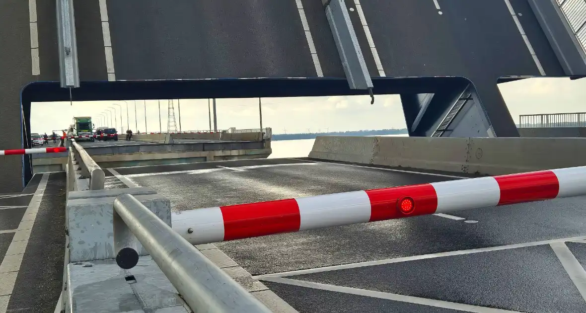 Lange files door storing bij Haringvlietbrug - Foto 1