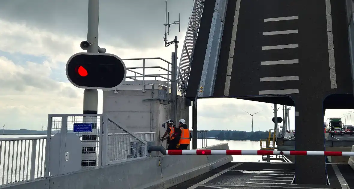 Lange files door storing bij Haringvlietbrug - Foto 4